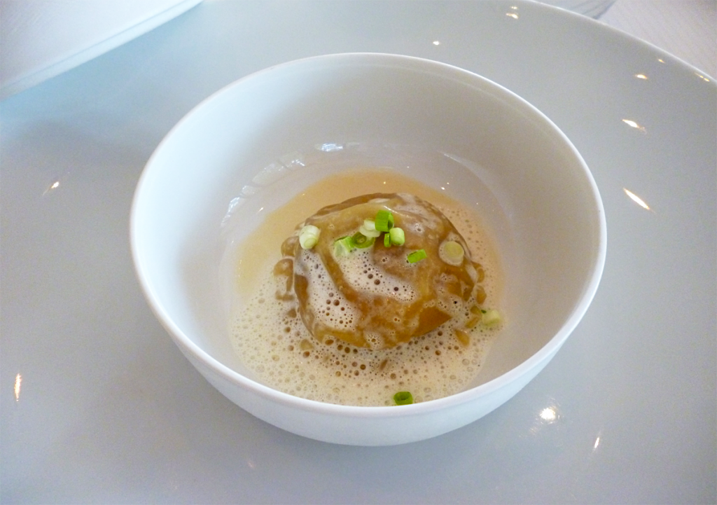 Raviole de foie gras à l’huître, bouillon mousseux gingembre - Jean-Luc Tartarin