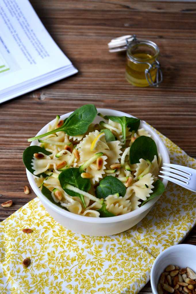 Salade de farfalle aux courgettes, pousses d'épinards et pignons