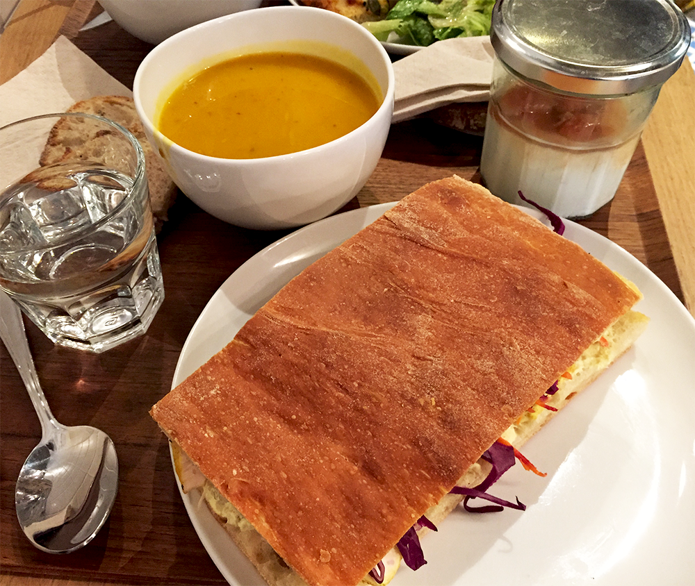 Focaccia, soupe et yaourt maison - Restaurant Mûre © Tendance Food