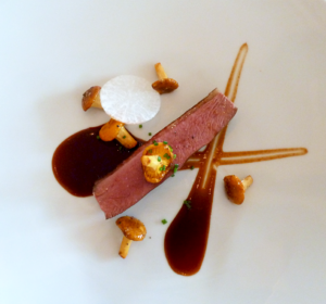 Magret de canard « demi-sel » rôti, sucs de betterave anisé - Jean-Luc Tartarin