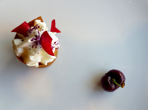 Clafouti aux cerises, glace au jus de fraises et mousse à la rose - SaQuaNa