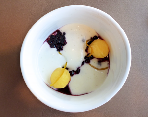 Crème brûlée à la Reine des près, chantilly tiède, sorbet orange et myrtilles rôties - SaQuaNa