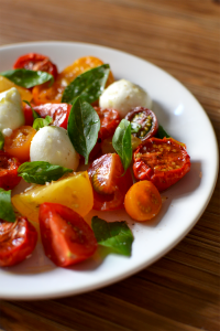 Salade tomates fraîches et rôties – mozzarella