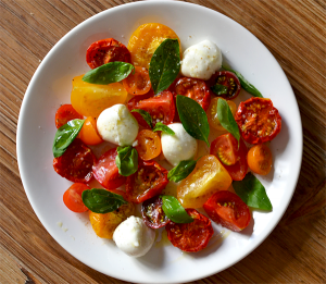 Salade tomates fraîches et rôties – mozzarella