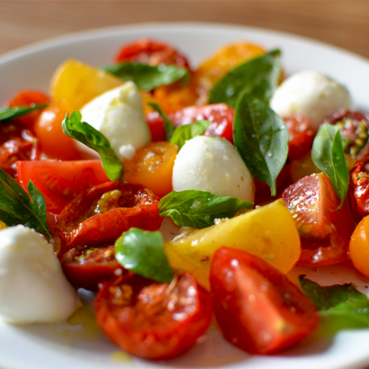 Salade tomates fraîches et rôties – mozzarella