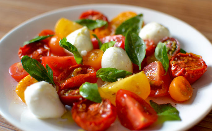 Salade tomates fraîches et rôties – mozzarella