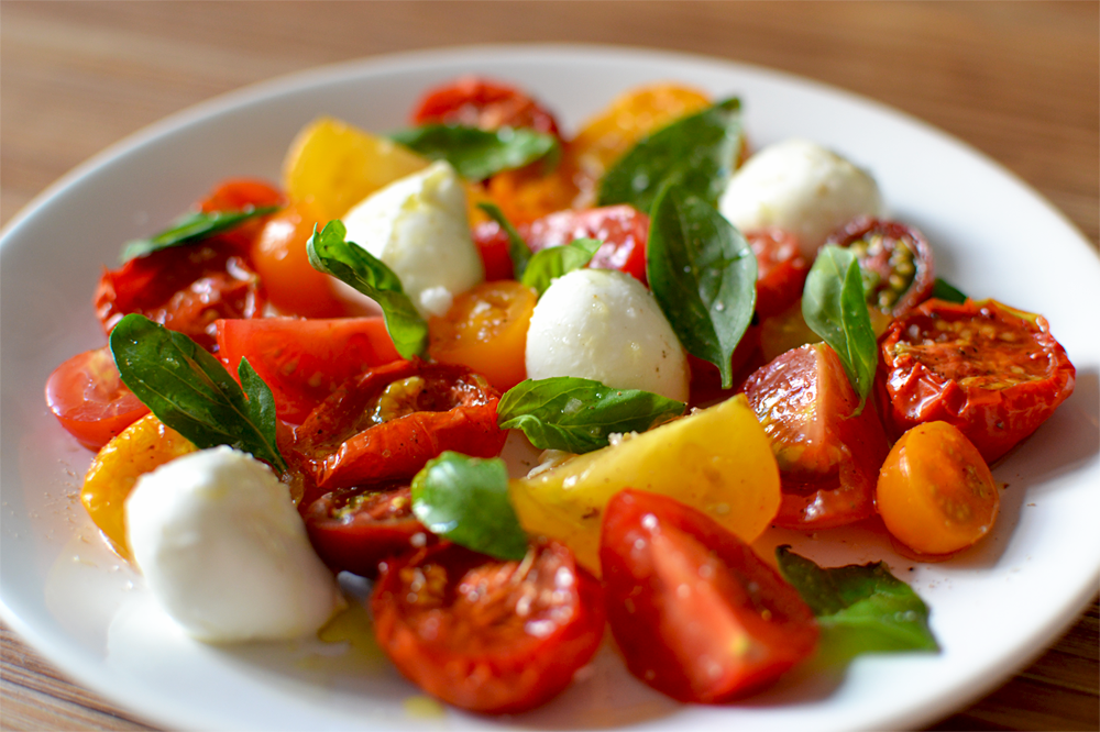 Salade tomates fraîches et rôties – mozzarella