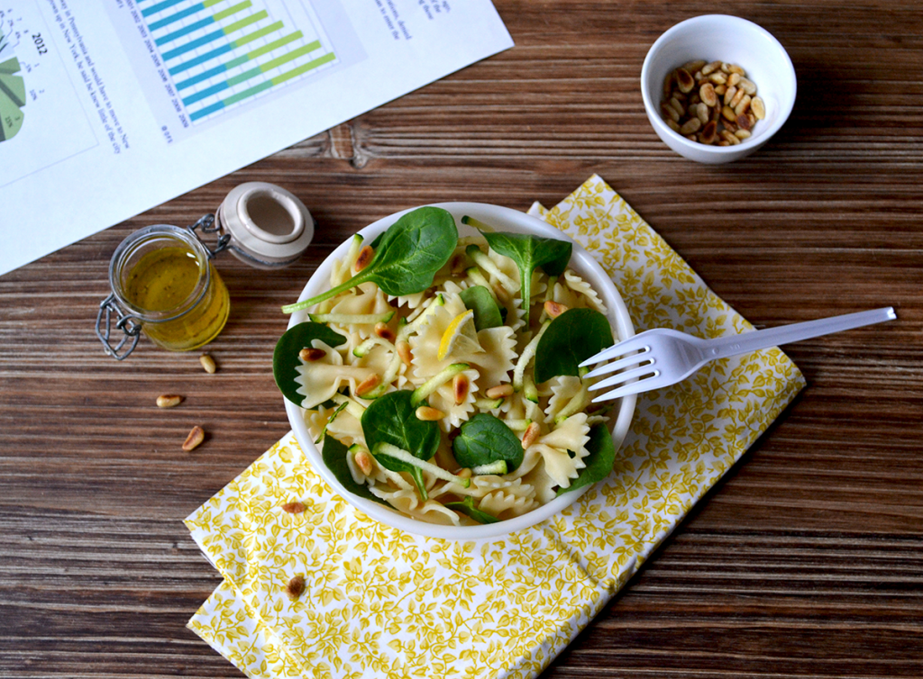 Salade de farfalle aux courgettes, pousses d'épinards et pignons