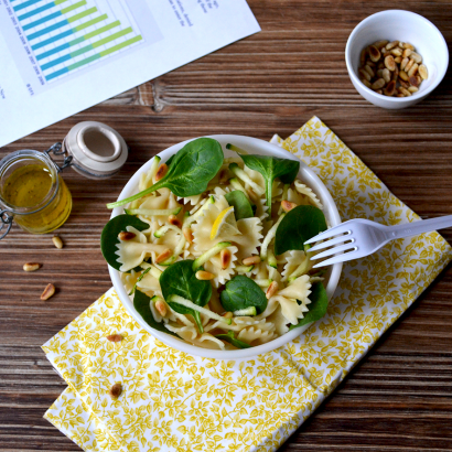 Salade de farfalle aux courgettes, pousses d'épinards et pignons