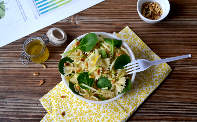 Salade de farfalle aux courgettes, pousses d'épinards et pignons