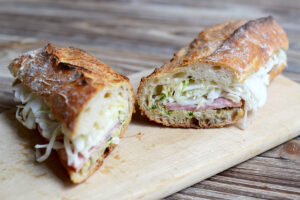 Sandwich Morteau, gribiche et chou pickles