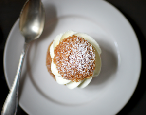 Choux poire, vanille, caramel - Tendance food