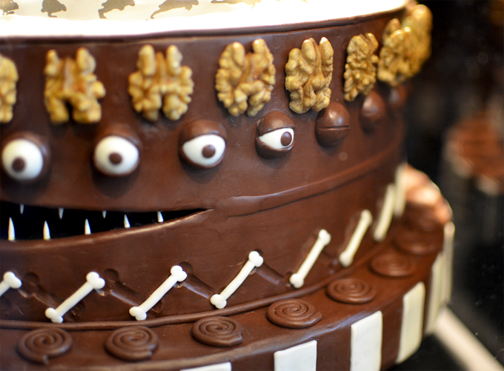 Ce curieux gâteau est une œuvre qui prend vie en tournant. CAKETROPE BURTONIEN - Gâteau stroboscopique d'Alexandre Dubosc. Salon du Chocolat 2014 © Tendance Food