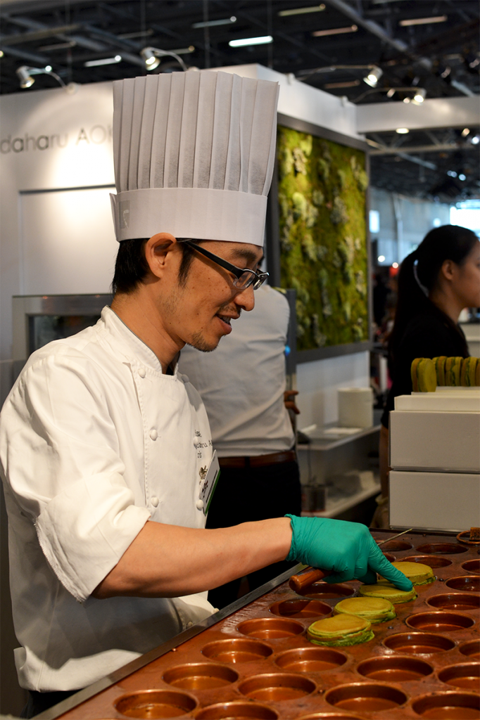 Pâtissier en train de préparer des Tokyo Macaron Yaki (macaron au chocolat enrobé de pâte à gaufres au thé vert) de la maison japonaise Sadaharu Aoki. Salon du Chocolat 2014 © Tendance Food