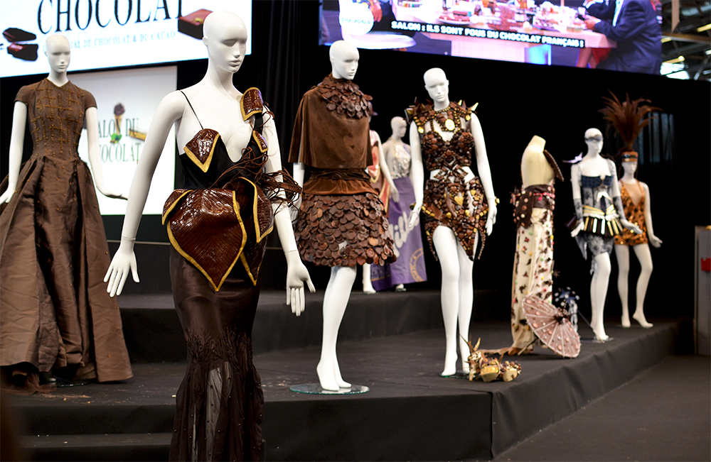 Les fameuses robes en chocolat portées par des célébrités lors du défilé pour l'inauguration du salon. Salon du Chocolat 2014 © Tendance Food