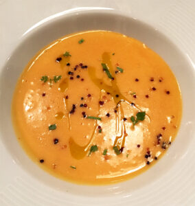 Velouté de pomme de terre et piment doux, quinoa rouge croustillant - Ancienne Maison Gradelle © Tendance Food