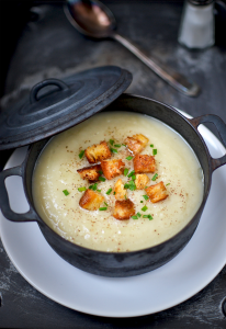 Velouté de topinambours et panais, croûtons fumés © Tendance Food