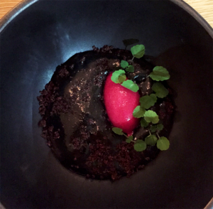 Duo de chocolat Grand Cru, sorbet betterave et pousses de citronnelle - Porte 12 ©TendanceFood.com