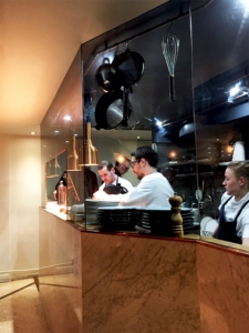Le Chef et son équipe en plein rush - Porte 12 ©TendanceFood.com