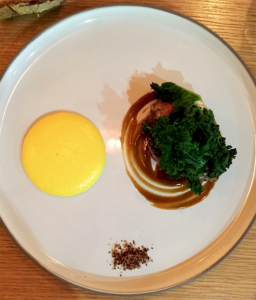 Suprême de pigeon, émulsion de maïs, kale « brûlé » et poudre d’oignon - Porte 12 ©TendanceFood.com