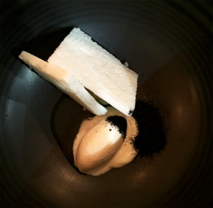 Pomme au four, infusion à la fève Tonka, meringue, poudre de cardamome - Porte 12 ©TendanceFood.com