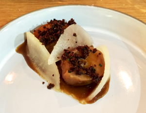 Topinambour rôti, poire fraîche, crumble oignon-cacao et jus d’oignon- Porte 12 ©TendanceFood.com
