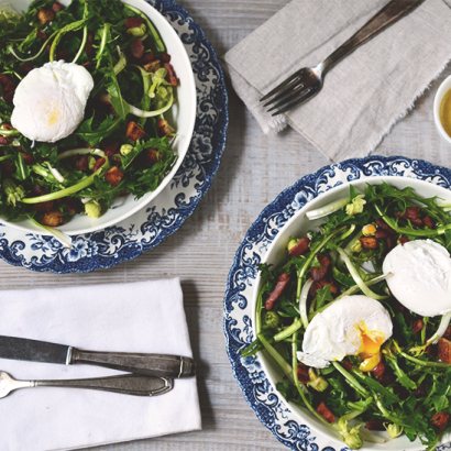 Salade de pissenlits, œufs pochés et vinaigrette à l’ancienne ©TendanceFood.com