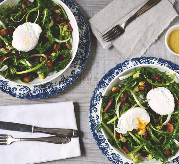 Salade de pissenlits, œufs pochés et vinaigrette à l’ancienne ©TendanceFood.com