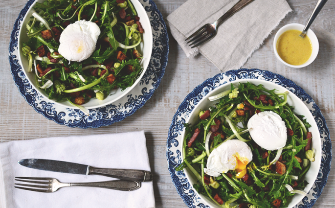 Salade de pissenlits, œufs pochés et vinaigrette à l’ancienne ©TendanceFood.com