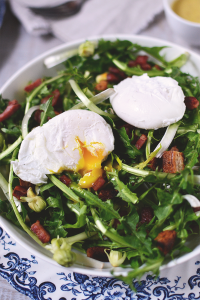 Salade de pissenlits, œufs pochés et vinaigrette à l’ancienne ©TendanceFood.com