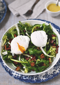 Salade de pissenlits, œufs pochés et vinaigrette à l’ancienne ©TendanceFood.com