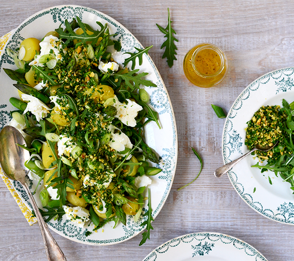 Salade de pommes de terre nouvelles aux asperges, gremolata à la noisette ©TendanceFood.com