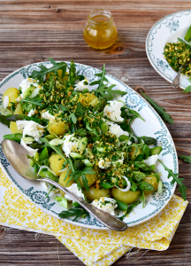 Salade de pommes de terre nouvelles aux asperges, gremolata à la noisette ©TendanceFood.com