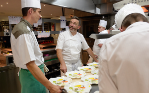 Le Chef Sébastien Bras en cuisine ©C. BOUSQUET