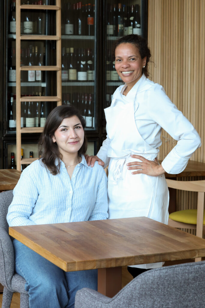 La cheffe de Nosso, Alessandra Montagne Gomes (à droite) ©️Élise AUGUSTYNEN