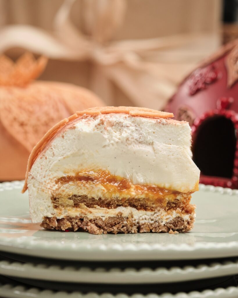 ©Nina Métayer - Buche signature 2025 - Boule de Noël