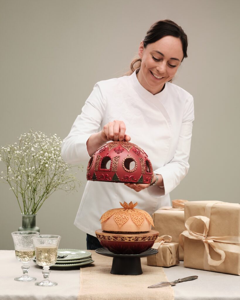 ©Nina Métayer - Buche signature 2025 - Boule de Noël